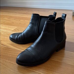 Cole Haan black leather Chelsea boots in women’s size 7!